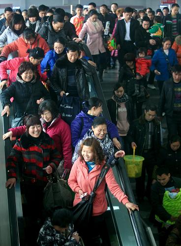 2月27日,眾多旅客進入湖北恩施火車站準(zhǔn)備外出。2010年年底開通的宜萬鐵路成為當(dāng)?shù)厝罕姵鲂械男逻x擇。 當(dāng)日,為期40天的2011年春運進入最后一天。截至2月25日春運第38天,全國鐵路旅客發(fā)送量達到20969.8萬人次,比去年春運同期增加1415.1萬人次,已經(jīng)超過去年鐵路春運2.04億人次的旅客發(fā)送總量。中國建設(shè)難度最大的山區(qū)鐵路宜萬鐵路自2010年年底開通后,在第一個春運中迎送旅客就達20多萬人次。 新華社發(fā)(田代明 攝)
