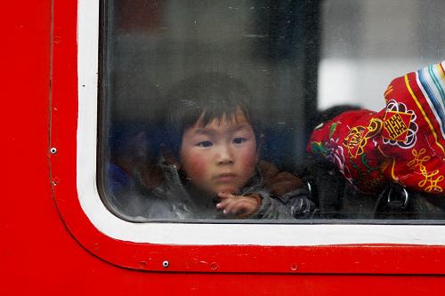 2月27日,一名小朋友在安徽省淮北市火車站的列車上等待發(fā)車。新華社發(fā)(王文 攝)