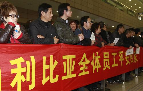 2月27日,眾多在利務工人員的親屬和同事在浦東機場迎候歸來的同胞。新華社記者 裴鑫 攝