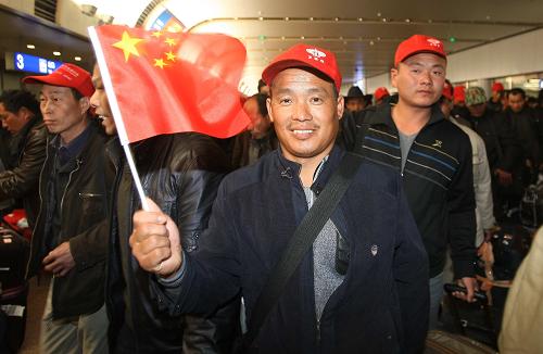 2月27日,從利比亞撤出的中國(guó)公民抵達(dá)北京首都機(jī)場(chǎng)。當(dāng)日,首架南航救援包機(jī)CZ2002搭載著350名從利比亞撤回的中國(guó)公民,由突尼斯起飛經(jīng)烏魯木齊機(jī)場(chǎng)后,于16時(shí)37分順利降落在北京首都機(jī)場(chǎng)。新華社記者 王建華 攝
