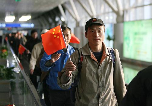 南航首架撤離利比亞人員包機(jī)降落北京 2月27日,從利比亞撤出的中國(guó)公民抵達(dá)北京首都機(jī)場(chǎng)。 當(dāng)日,首架南航救援包機(jī)CZ2002搭載著350名從利比亞撤回的中國(guó)公民,由突尼斯起飛經(jīng)烏魯木齊機(jī)場(chǎng)后,于16時(shí)37分順利降落在北京首都機(jī)場(chǎng)。 新華社記者 王建華 攝