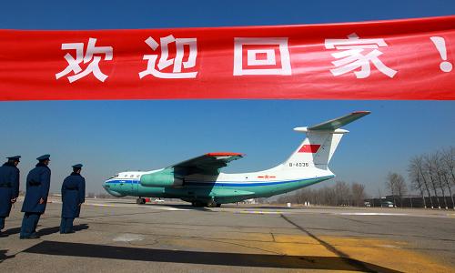 3月4日,空軍4架接運(yùn)我在利比亞撤離人員的運(yùn)輸機(jī)安全抵達(dá)北京南苑機(jī)場。當(dāng)日,圓滿完成撤離我在利比亞人員任務(wù)的4架空軍運(yùn)輸機(jī)安全抵達(dá)北京南苑機(jī)場。這批撤離回國人員共287人,主要是中資公司員工。自2月28日起,空軍共派出4架伊爾-76運(yùn)輸機(jī)緊急趕赴利比亞執(zhí)行接運(yùn)我人員任務(wù)。受領(lǐng)任務(wù)后的97小時(shí)內(nèi),連續(xù)飛行12架次43小時(shí),地面準(zhǔn)備30小時(shí),單機(jī)總航程29397公里。共將1655人接運(yùn)至蘇丹首都喀土穆,將287人安全接運(yùn)至北京。新華社記者 查春明 攝