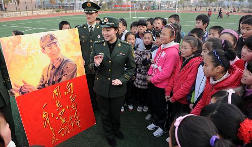 3月4日,在合肥市第二十中學(xué),武警合肥指揮學(xué)院的女警官?gòu)堫ьI(lǐng)學(xué)生演唱歌曲《學(xué)習(xí)雷鋒好榜樣》。當(dāng)日,武警合肥指揮學(xué)院的官兵們來到合肥市第二十中學(xué),為同學(xué)們講述雷鋒的故事,帶領(lǐng)學(xué)生們一起演唱學(xué)雷鋒歌曲,共同銘記雷鋒精神。新華社記者 郭晨 攝