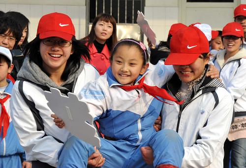 3月5日,在濟(jì)南市文苑小學(xué),山東大學(xué)青年志愿者和農(nóng)民工子女一起參加一個競賽游戲。當(dāng)日是中國青年志愿者服務(wù)日,即“學(xué)雷鋒日”,山東大學(xué)30余名志愿者來到濟(jì)南外來務(wù)工人員子女學(xué)校——濟(jì)南市文苑小學(xué),和同學(xué)們做游戲、互贈禮物等。目前山東全省青年志愿者與農(nóng)民工子女幫扶結(jié)對超過94000對,青年志愿者參與關(guān)愛農(nóng)民工子女志愿服務(wù)行動239萬人次,累計服務(wù)837萬小時,受助農(nóng)民工子女34萬人。新華社記者 徐速繪 攝