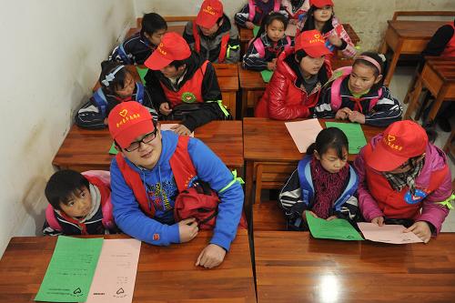 3月5日,青年志愿者與農(nóng)民工子女一起填寫(xiě)“關(guān)愛(ài)農(nóng)民工子女信息表”。新華社記者 歐東衢攝