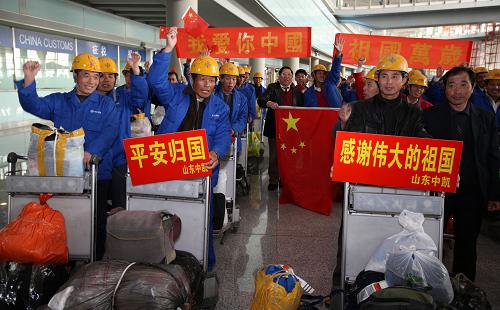 3月5日,從利比亞撤回的中國人員抵達北京。當日,分乘國航包機和中方租用的希臘帝國航空公司包機回國的中國政府赴利比亞工作組人員抵達北京首都國際機場,標志著中國政府派出的由多個部門組成的3個工作組人員全部返回。自2月23日起,他們分3路組織撤離工作,共撤回3萬多名中國公民。與工作組同機返回的還有778名在利中國人員。新華社發(fā)(金立旺 攝)