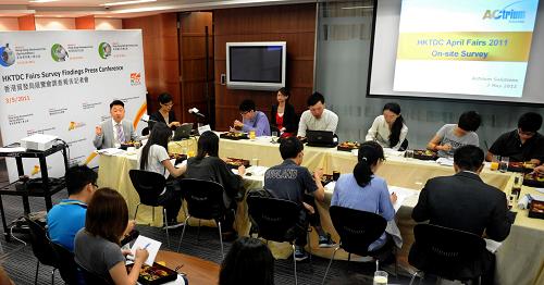 香港貿(mào)發(fā)局舉辦的記者會(huì)現(xiàn)場(chǎng)(5月3日攝)。5月3日,香港貿(mào)易發(fā)展局在新聞發(fā)布會(huì)上宣布,今年4月份在香港會(huì)展中心舉辦的7項(xiàng)貿(mào)易展覽會(huì)共有10400家參展商參展,21萬(wàn)名買家觀展,其中來(lái)自內(nèi)地和海外的買家超過(guò)12萬(wàn)人,比上年同期增長(zhǎng)8%。新華社記者 陳曉偉 攝
