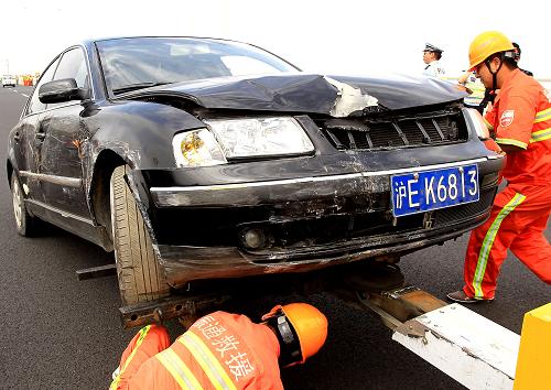 5月30日,搶險(xiǎn)人員將“車(chē)禍中的損毀車(chē)輛”拖離事故現(xiàn)場(chǎng)。新華社記者 陳飛 攝