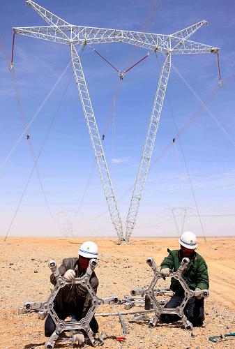 5月29日,電力建設(shè)者在格爾木市的戈壁灘上組裝電力設(shè)備。有“電力天路”之稱的青藏聯(lián)網(wǎng)工程日前全面進(jìn)入架線階段,2萬(wàn)多名建設(shè)者奮戰(zhàn)在總長(zhǎng)超過(guò)3000公里的各類輸電線路上。青藏聯(lián)網(wǎng)工程起于青海西寧,終至西藏拉薩,是世界上高海拔地區(qū)建設(shè)規(guī)模最大、穿越凍土最長(zhǎng)的輸變電工程。青藏聯(lián)網(wǎng)工程計(jì)劃于今年11月底竣工投產(chǎn),屆時(shí)西藏電網(wǎng)將與全國(guó)電網(wǎng)聯(lián)網(wǎng),徹底改變西藏缺電的局面。新華社發(fā)(祁正吉 攝)