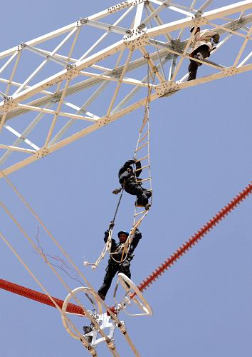 5月29日,電力建設(shè)者在進(jìn)行高空作業(yè)。新華社發(fā)(祁正吉 攝)