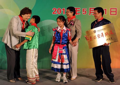 5月31日,廣西都安隆旺小學(xué)獲得由安利公益基金會(huì)捐建的“春苗營(yíng)養(yǎng)廚房”。當(dāng)日,安利公益基金會(huì)在北京舉行成立儀式。安利公益基金會(huì)是國(guó)內(nèi)首家民政部直管的跨國(guó)企業(yè)背景的非公募基金會(huì),由安利(中國(guó))全額出資。據(jù)介紹,安利公益基金會(huì)將重點(diǎn)扶助農(nóng)民工子女群體,在未來(lái)3年里計(jì)劃投入7900萬(wàn)元,全面實(shí)施“彩虹支教計(jì)劃”“陽(yáng)光成長(zhǎng)計(jì)劃”和“春苗營(yíng)養(yǎng)計(jì)劃”等3大項(xiàng)目,從“身、心、智”三方面,有效扶助農(nóng)民工子女群體健康成長(zhǎng)。新華社記者 羅曉光 攝