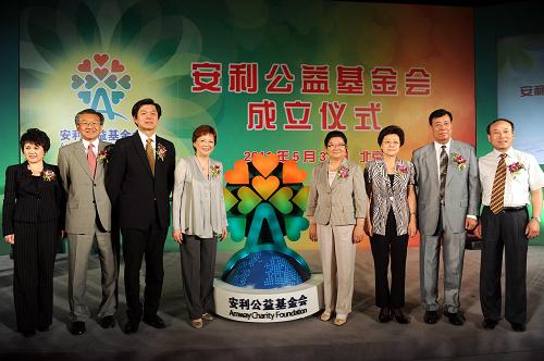5月31日,與會(huì)嘉賓共同點(diǎn)亮安利公益基金會(huì)會(huì)標(biāo)“愛心之樹”。新華社記者 羅曉光 攝