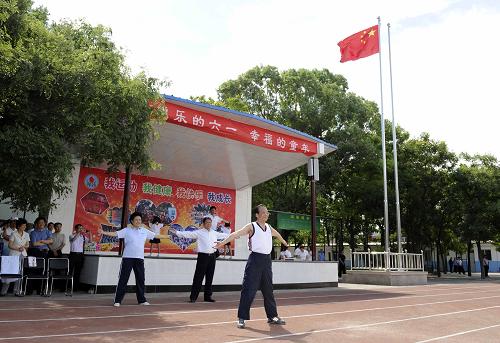 這是溫家寶和學生們一起做廣播體操。 新華社記者 饒愛民 攝