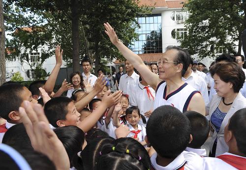 5月31日,在“六一”國際兒童節(jié)來臨之際,中共中央政治局常委、國務院總理溫家寶來到地處城鄉(xiāng)接合部的北京市朝陽區(qū)十八里店小學,親切看望師生,并和孩子們一起上了一堂體育課。 新華社記者 饒愛民 攝