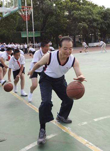 5月31日,在“六一”國際兒童節(jié)來臨之際,中共中央政治局常委、國務院總理溫家寶來到地處城鄉(xiāng)接合部的北京市朝陽區(qū)十八里店小學,親切看望師生,并和孩子們一起上了一堂體育課。 新華社記者 饒愛民 攝