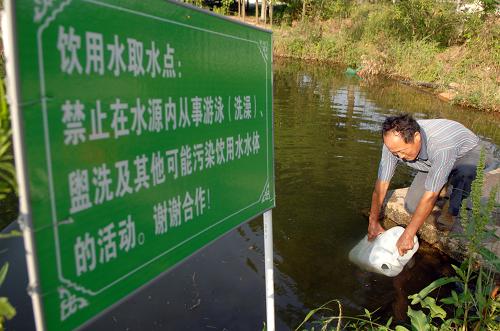 6月1日,一位村民在長興縣新星村的一個飲用水取水點取水。新華社記者 鞠煥宗 攝