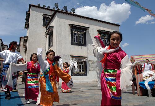 6月1日,在中華民族園,來(lái)自玉樹(shù)的索南拉毛(前右一)與同伴一起跳起“鍋莊舞”。新華社記者 趙琬微 攝