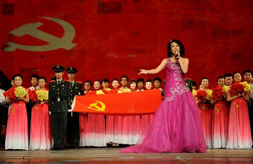 6月2日,“永遠(yuǎn)跟黨走”青春歌會延安演出中演員在演唱《旗幟更鮮艷》。當(dāng)日,由團(tuán)中央主辦,各省、區(qū)、市團(tuán)委承辦的全國青少年“永遠(yuǎn)跟黨走”青春歌會在延安開唱。青春歌會分為山丹丹開花紅艷艷、在希望的田野上、春天的故事和走近新時代等篇章,《東方紅》《太陽最紅毛主席最親》《南泥灣》等經(jīng)典老歌在此次演出中依次被演唱。新華社記者 劉瀟 攝