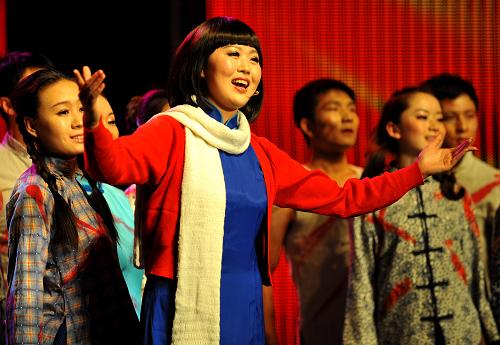 6月2日,“永遠(yuǎn)跟黨走”青春歌會延安演出中演員在演唱《繡紅旗》。新華社記者 劉瀟 攝