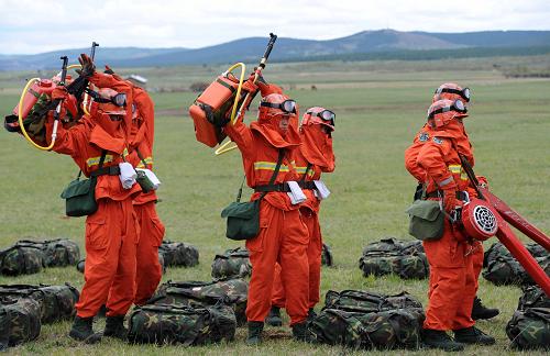 6月3日,官兵在林區(qū)野戰(zhàn)撲火演習中整裝。新華社記者 張領(lǐng) 攝