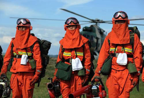 6月3日,幾名官兵在林區(qū)野戰(zhàn)撲火演習中空降。新華社記者 張領(lǐng) 攝