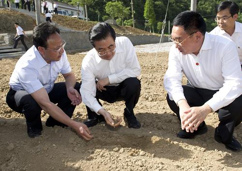 5月31日至6月3日,中共中央總書記、國(guó)家主席、中央軍委主席胡錦濤在湖北考察工作。這是胡錦濤在受旱農(nóng)田察看土壤墑情。新華社記者 黃敬文 攝