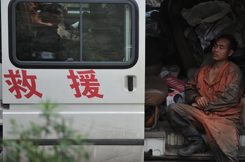 疲憊的救援人員靠在救援車輛門邊休息(6月3日攝)。新華社記者 歐東衢 攝