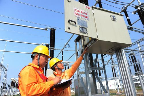 6月26日,黃山電力人員在徽州500千伏變電所內檢查線路運行情況。當日,500千伏銅貴至徽州線路工程啟動送電,標志著安徽電網迎峰度夏一號工程、黃山電網首個500千伏徽州輸變電工程全面竣工投運?;罩?00千伏輸變電工程,從銅陵至黃山,全長152公里,2009年12月26日動工興建。工程的竣工將黃山電網供電能力提升了4倍以上,極大地緩解黃山用電緊張局面、增強黃山地區(qū)供電能力和可靠性。新華社記者 李健 攝