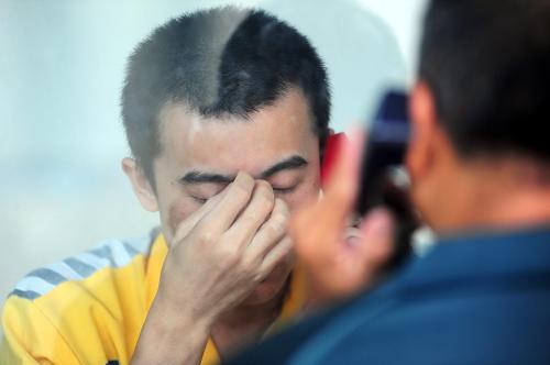 6月26日,在海南瓊海市戒毒所,一名戒毒人員與家屬交談。新華社發(fā)(蒙鐘德 攝)