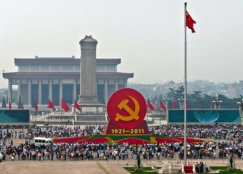 6月28日,天安門廣場(chǎng)上的“紅心向黨”主題大型立體花壇吸引了眾多游客。當(dāng)日,天安門廣場(chǎng)上的“紅心向黨”主題大型立體花壇完成?;▔睆?0米,主景底座高2米,頂高15米,以黨徽為主景,花壇以9顆紅心圖案緊緊圍繞在黨徽四周,表達(dá)中華兒女紅心向黨的堅(jiān)定信念。新華社記者 張宇 攝