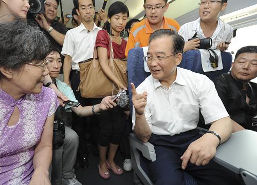這是溫家寶總理與乘客交談。6月30日,京滬高速鐵路全線建成通車,國務(wù)院總理溫家寶出席通車運(yùn)營儀式并乘首發(fā)列車考察運(yùn)營情況。新華社記者 馬占成 攝