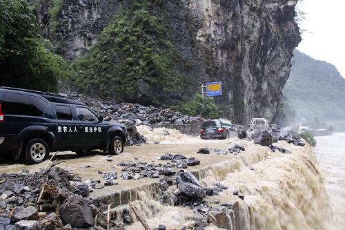 8月22日,湖北省興山縣神宜生態(tài)旅游公路的車(chē)輛受阻。當(dāng)日,湖北省宜昌市興山縣、神農(nóng)架林區(qū)遭到暴雨襲擊,209國(guó)道沿線多處路段發(fā)生泥石流、滑坡等災(zāi)害。目前,當(dāng)?shù)囟嗵幏课荼粨p毀,道路中斷,車(chē)輛嚴(yán)重?fù)矶聼o(wú)法通行,上百人被困。新華社發(fā)(鄒遠(yuǎn)景 攝)
