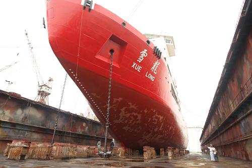 8月22日,“雪龍?zhí)?#8221;在上海船廠船塢內(nèi)維修。目前,即將赴南極執(zhí)行我國(guó)第28次南極考察任務(wù)的“雪龍?zhí)?#8221;極地考察船正在上海船廠進(jìn)行為期40余天的船舶修理任務(wù)。此次船舶修理項(xiàng)目涉及甲板設(shè)備、通訊工程、動(dòng)力機(jī)械、電氣工程等及相關(guān)的塢修工程,預(yù)計(jì)9月中旬各項(xiàng)修理工程結(jié)束并進(jìn)行船舶試航。“雪龍?zhí)?#8221;預(yù)計(jì)將于10月底出發(fā)赴南極。新華社發(fā)(張峰 攝)