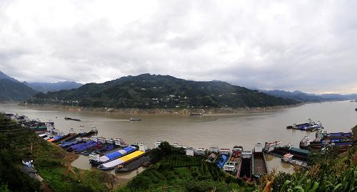 8月22日,貨輪??吭谌龒{大壩上游秭歸縣沙灣錨地等待過閘。當(dāng)日,長江海事局發(fā)布消息說,該局日前開始對葛洲壩船閘上下行船舶臨時(shí)啟動(dòng)分段簽證,以緩解葛洲壩一號(hào)船閘停航改造帶來的船舶積壓。葛洲壩一號(hào)船閘于8月10日至29日停航實(shí)施“三閘一控”設(shè)備技術(shù)改造。停航10多天來,三峽壩上及葛洲壩壩下水域積壓了一定數(shù)量船舶,宜昌港區(qū)日均積壓船舶200余艘,給船舶安全航行及錨泊帶來一定壓力。新華社發(fā)(鄭家裕 攝)
