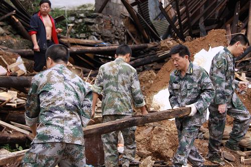 8月23日,興山縣民兵預(yù)備役戰(zhàn)士對(duì)農(nóng)戶倒塌房屋進(jìn)行清理。8月22日湖北宜昌興山縣、神農(nóng)架林區(qū)暴雨泥石流災(zāi)害發(fā)生后,當(dāng)?shù)匮杆侔才殴?、武警、消防、民兵預(yù)備役前往災(zāi)區(qū),和災(zāi)民一道開展生產(chǎn)自救。受損的209國道神興旅游生態(tài)公路段,于8月23日13時(shí)全線搶通,滯留車輛陸續(xù)通過。新華社發(fā)(鄒遠(yuǎn)景 攝)