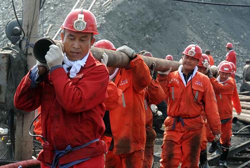 8月24日,救援人員運送排水管道下井。當日,經(jīng)過近400名救援人員日夜工作,黑龍江省七臺河市勃利縣恒太煤礦已安裝完成大、中、小三條排水管路,目前每小時排水400立方米,水位垂深已下降了1.2米,第四條排水管路正在安裝過程中。此外救援人員從地面在被困礦工可能逃生的地點上方垂直打井,以便及時通風供氧和運送食物。23日,黑龍江省七臺河市勃利縣恒太煤礦發(fā)生透水事故。經(jīng)初步核實,現(xiàn)有26名礦工被困井下。新華社記者 王松 攝