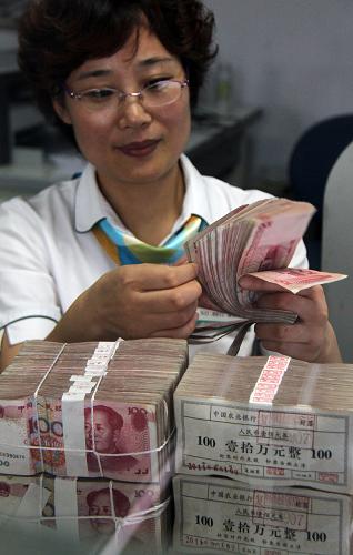 中國農業(yè)銀行山東省臨沂市郯城縣支行工作人員在清點人民幣(8月10日攝)。我國跨境貿易人民幣結算境內地域范圍目前已擴大至全國。中國人民銀行、財政部、商務部、海關總署、稅務總局和銀監(jiān)會日前聯(lián)合發(fā)布《關于擴大跨境貿易人民幣結算地區(qū)的通知》,明確河北、山西、安徽、江西、河南、湖南、貴州、陜西、甘肅、青海和寧夏的企業(yè)可以開展跨境貿易人民幣結算;吉林省、黑龍江省、西藏自治區(qū)、新疆維吾爾自治區(qū)的企業(yè)開展出口貨物貿易人民幣結算的境外地域范圍,從毗鄰國家擴展到境外所有國家和地區(qū)。至此,跨境貿易人民幣結算境內地域范圍擴大至全國。新華社發(fā)(張春雷 攝)