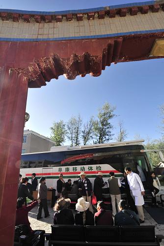 8月24日,退休老干部們在流動體檢車旁等候體檢。新華社記者 陶希夷 攝