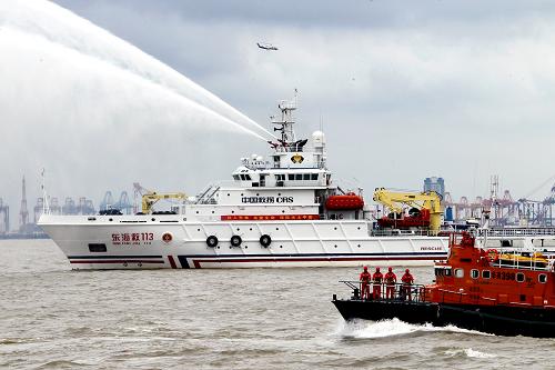 8月24日,救助船艇迅速向預(yù)定海域集結(jié)。新華社記者 陳飛 攝