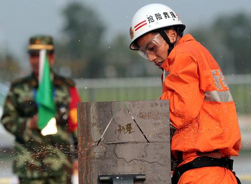 8月25日,來自新疆的消防官兵在攻堅(jiān)技巧項(xiàng)目中進(jìn)行雙輪異向切割比賽。當(dāng)日,第一屆全國(guó)打造現(xiàn)代化公安消防鐵軍比武競(jìng)賽繼續(xù)在天津進(jìn)行。來自31個(gè)省區(qū)市的800余名滅火及應(yīng)急救援尖兵和高精尖消防救援裝備集中亮相,展示公安部自2009年來打造公安消防鐵軍的成果。此次競(jìng)賽共設(shè)9個(gè)項(xiàng)目,其中單兵項(xiàng)目4項(xiàng),分別為消防鐵人、400米疏散物資救人、攀爬橫渡、攻堅(jiān)技巧;攻堅(jiān)班組項(xiàng)目5項(xiàng),分別為救助技術(shù)綜合操、高空救援操、地下救援操、初戰(zhàn)快速出水控火操、攻堅(jiān)組百米梯次進(jìn)攻操。這些項(xiàng)目涵蓋了滅火救援技戰(zhàn)術(shù)的方方面面,從各個(gè)層次上全面考核隊(duì)員的體能、協(xié)同配合能力以及救人、控火、強(qiáng)攻、破拆的實(shí)戰(zhàn)能力,具有很強(qiáng)的針對(duì)性和實(shí)戰(zhàn)性。新華社記者 袁滿 攝