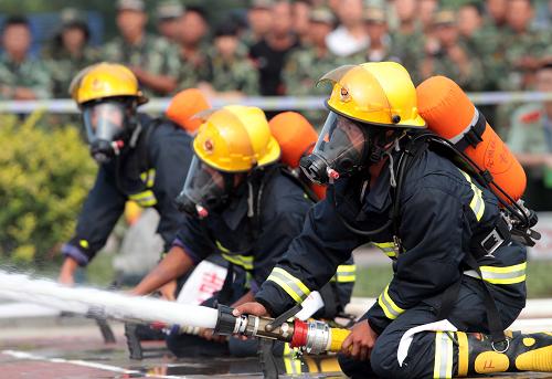 8月25日,來自吉林的消防官兵在初戰(zhàn)快速出水控火操比賽中。新華社記者 袁滿 攝