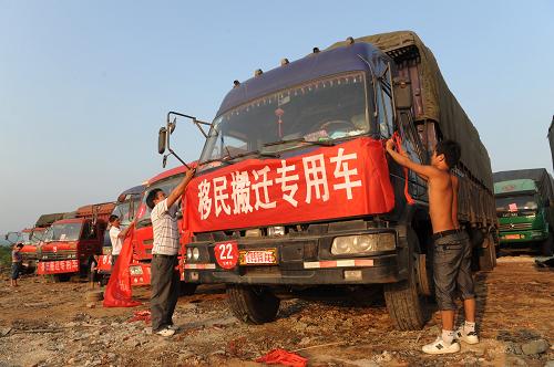 河南省淅川縣滔河鄉(xiāng)張莊村移民搬遷車隊(duì)整裝待發(fā)(8月24日攝)。新華社記者 趙鵬 攝