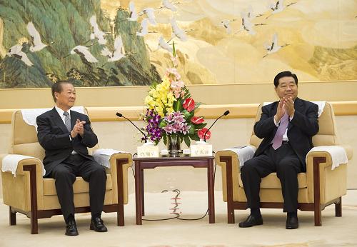 8月25日,中共中央政治局常委、全國政協(xié)主席賈慶林在北京全國政協(xié)禮堂會見饒穎奇率領(lǐng)的臺灣民意代表交流參訪團(tuán)。 新華社記者 黃敬文 攝