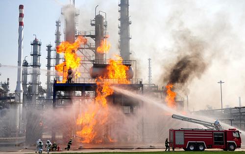 8月26日,消防人員對(duì)模擬爆炸著火裝置實(shí)施消防救援。當(dāng)日,甘肅省政府和中國(guó)石油集團(tuán)公司在蘭州石化公司舉行煉化企業(yè)應(yīng)急演練,檢驗(yàn)中國(guó)石油與地方政府應(yīng)急聯(lián)動(dòng)機(jī)制和應(yīng)急救援能力,驗(yàn)證中國(guó)石油應(yīng)急預(yù)案的科學(xué)性和有效性,提升煉化企業(yè)應(yīng)急處置救援水平。新華社記者 張錳 攝