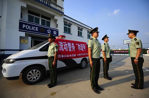 8月26日,流動(dòng)警務(wù)“和諧號(hào)”小組成員整裝待發(fā)。新華社發(fā)(李雨澤 攝)