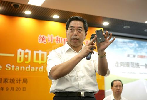 9月20日,國家統(tǒng)計局局長馬建堂現(xiàn)場介紹采價設備。當日,第二屆“中國統(tǒng)計開放日”活動在國家統(tǒng)計局舉行。本屆統(tǒng)計開放日活動以“統(tǒng)計和您在一起——走向規(guī)范統(tǒng)一的中國統(tǒng)計”為主題,來自社會各界的代表參加活動。新華社發(fā)(李方宇 攝)
