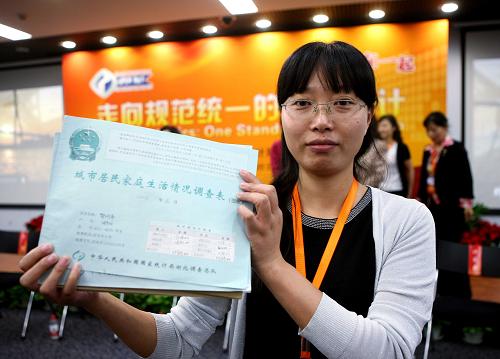 9月20日,來自湖北鄂州的記賬人張妮介紹自己的“城市居民家庭生活情況調(diào)查表”。新華社發(fā)(李方宇 攝)
