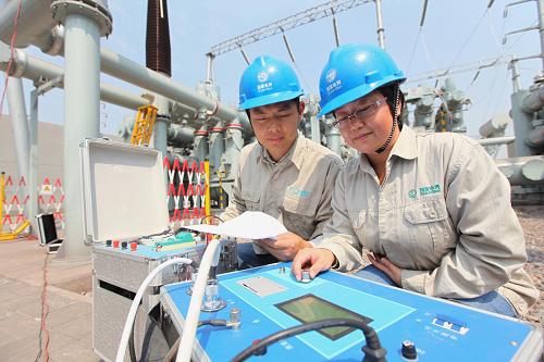 9月24日,馬鞍山供電部門技術(shù)人員對投運(yùn)前的變電站設(shè)備進(jìn)行技術(shù)試驗。當(dāng)日,安徽省馬鞍山220千伏臨江變電站順利投運(yùn)。該變電站總占地面積7519平方米,是安徽省內(nèi)占地面積最小的220千伏變電站,站內(nèi)采用小型化GIS新型設(shè)備,布局緊湊,大大優(yōu)化總平面布置,較同規(guī)模同形式變電站節(jié)約用地約四分之一。新華社發(fā)(陶洋 攝)