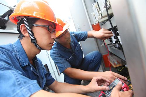 9月24日,馬鞍山供電部門技術(shù)人員對投運(yùn)前的變電站設(shè)備進(jìn)行技術(shù)調(diào)試。新華社發(fā)(陶洋 攝)