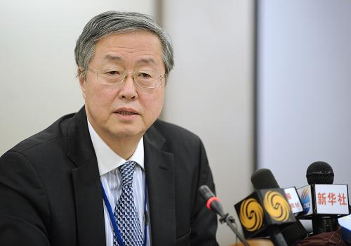 9月24日,在美國(guó)首都華盛頓,中國(guó)人民銀行行長(zhǎng)周小川在參加國(guó)際貨幣與金融委員會(huì)第二十四屆部長(zhǎng)級(jí)會(huì)議后舉行記者會(huì)。此次部長(zhǎng)級(jí)會(huì)議主要討論了全球經(jīng)濟(jì)和金融市場(chǎng)發(fā)展形勢(shì)和政策挑戰(zhàn)、基金組織改革等問(wèn)題。新華社記者 張軍 攝